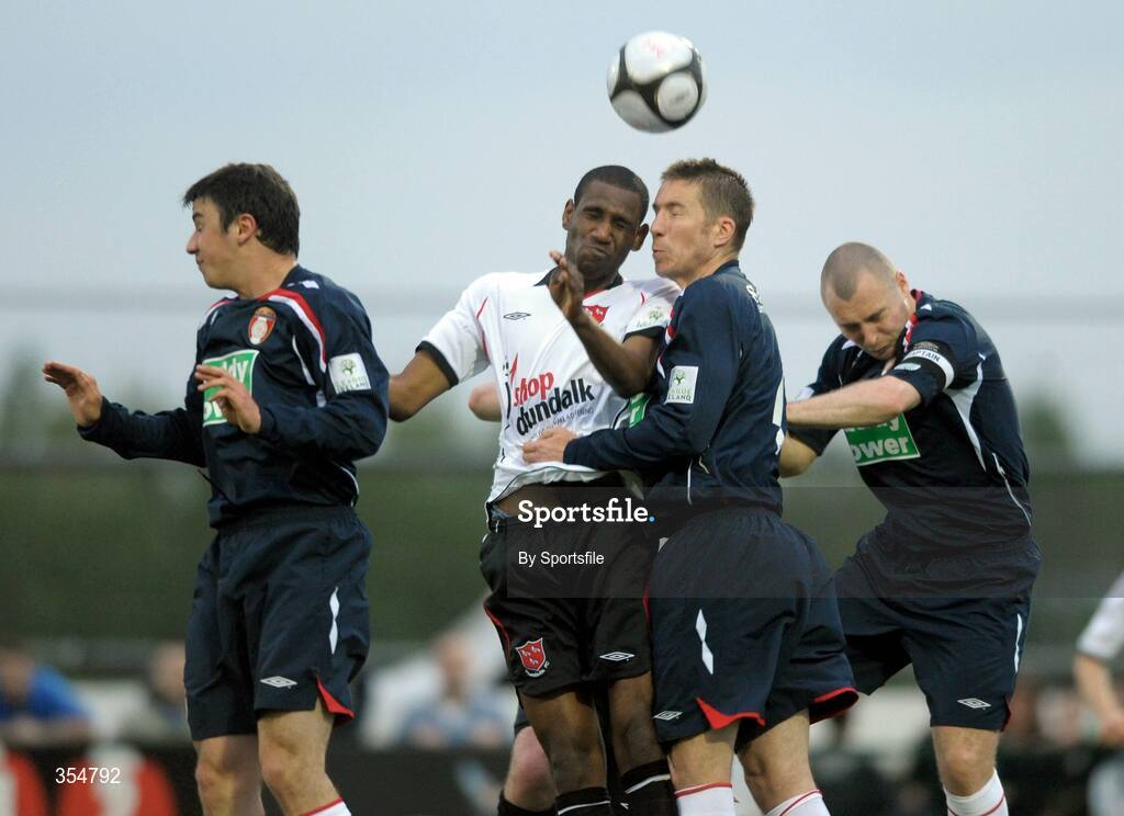 22 May 2009; Darren Mansaram, Dundalk, in action against David Partridge, St Patrick's Athletic. League of Ireland Premier Division, Dundalk v St Patrick's Athletic, Oriel Park, Dundalk. Photo by Sportsfile