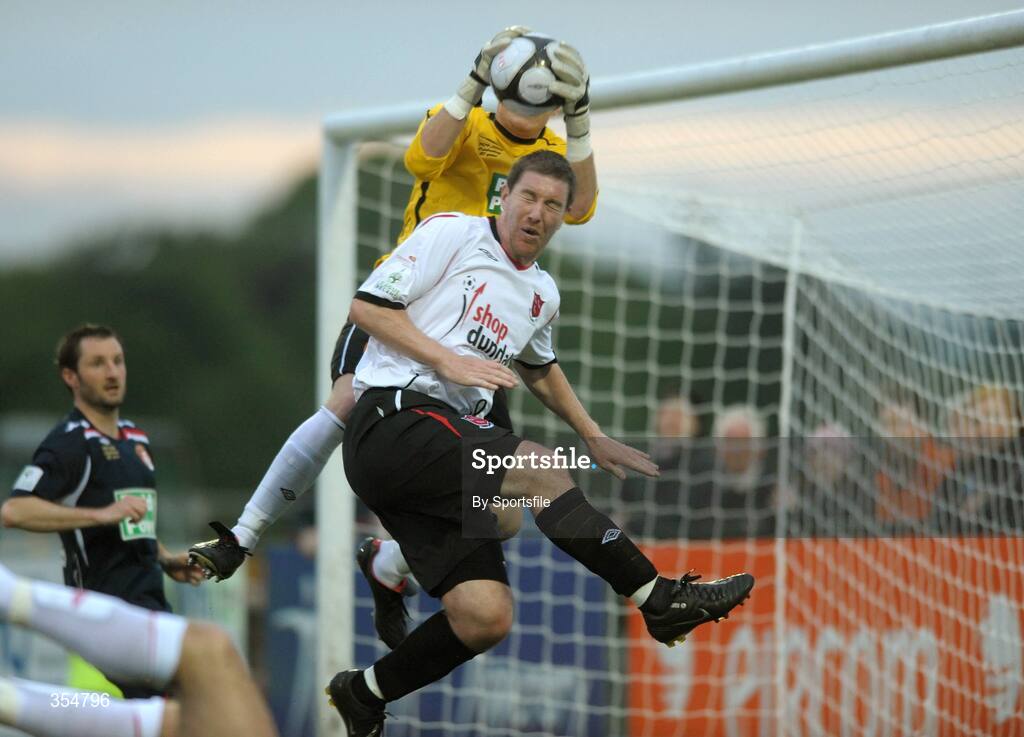 22 May 2009; Gary Rogers, St Patrick's Athletic, in action against Liam Burns, Dundalk. League of Ireland Premier Division, Dundalk v St Patrick's Athletic, Oriel Park, Dundalk. Photo by Sportsfile