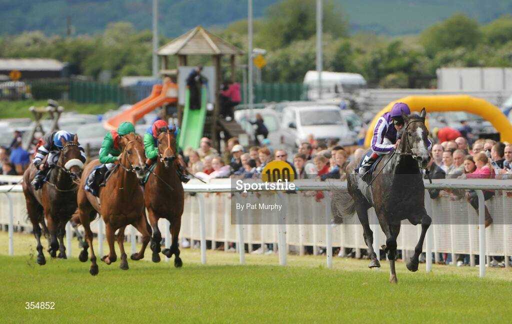 23 May 2009; Mastercraftsman, with Johnny Murtagh up, leads the field on their way to winning the Boylesports.com Irish 2,000 Guineas. Boylesports.com Irish Guineas Festival 2009, Curragh Racecourse, Co. Kildare. Picture credit: Pat Murphy / SPORTSFILE