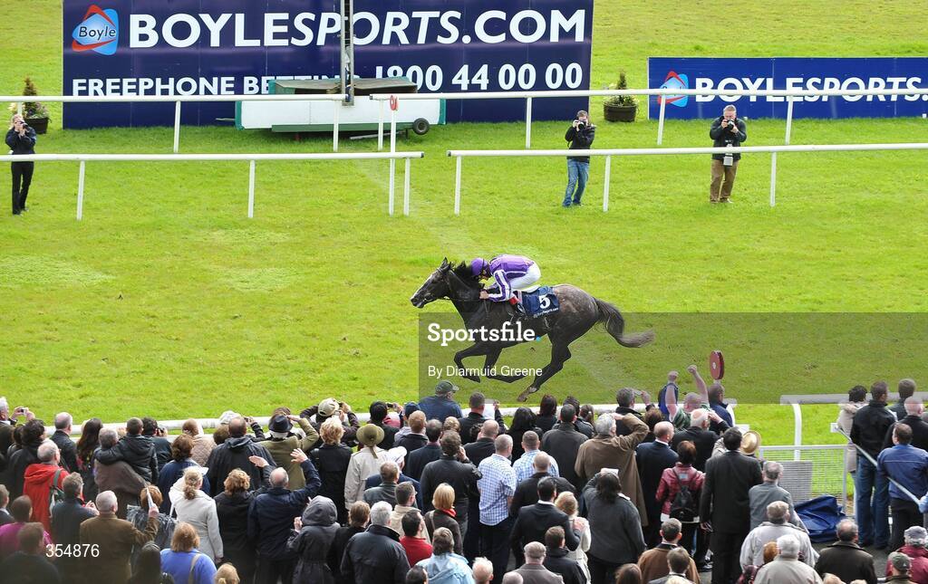 23 May 2009; Mastercraftsman with Johnny Murtagh up wins the Boylesports.com Irish 2,000 Guineas. Boylesports.com Irish Guineas Festival. Curragh Racecourse, Co. Kildare. Picture credit: Diarmuid Greene / SPORTSFILE