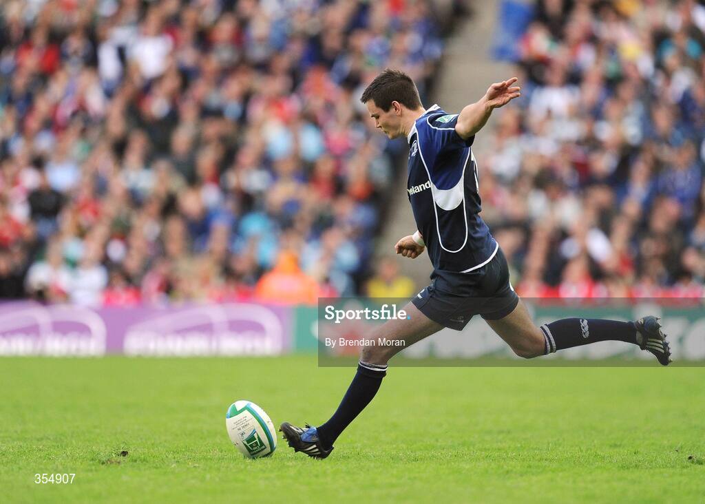 23 May 2009; Jonathan Sexton, Leinster, kicks a penalty to put his side 19-16 ahead. Heineken Cup Final, Leinster v Leicester Tigers, Murrayfield Stadium, Edinburgh, Scotland. Picture credit: Brendan Moran / SPORTSFILE