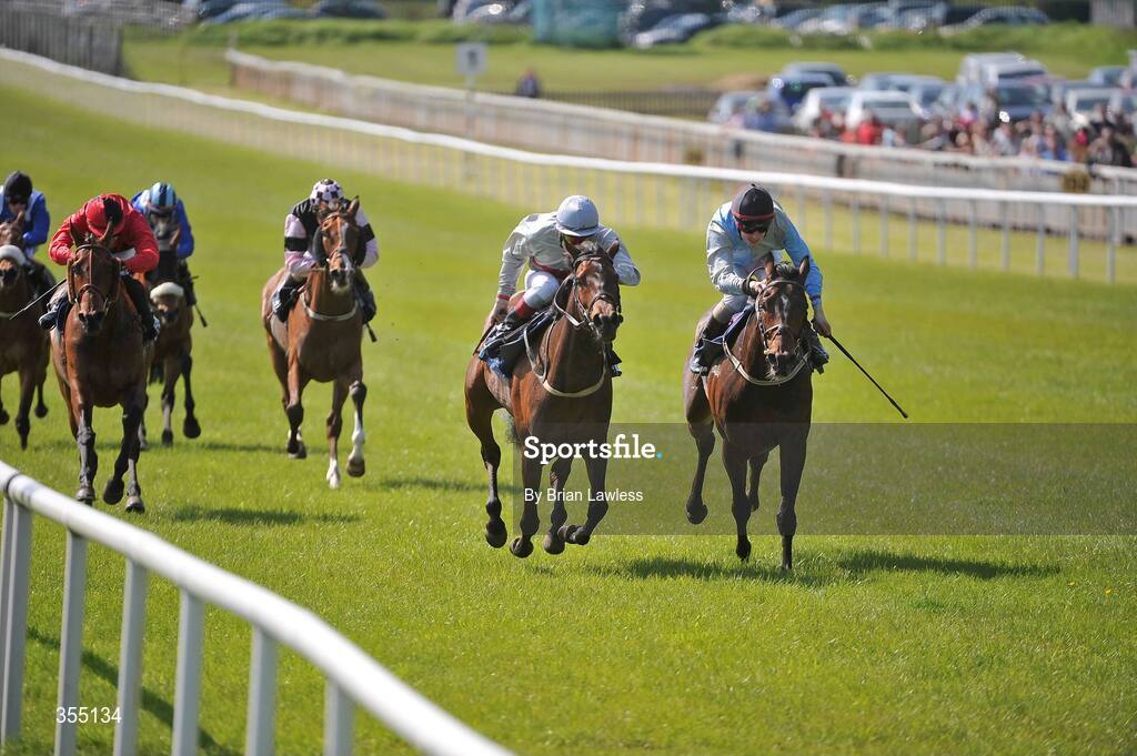 24 May 2009; Sesenta, with Johnny Murtagh up, second from right, races alongside eventual second place Speed Ticket, Fran Berry up, on the way to winning the Boylesports Best Price Guaranteed Handicap. Boylesports.com Irish Guineas Festival 2009, Curragh Racecourse, Co. Kildare. Picture credit: Brian Lawless / SPORTSFILE