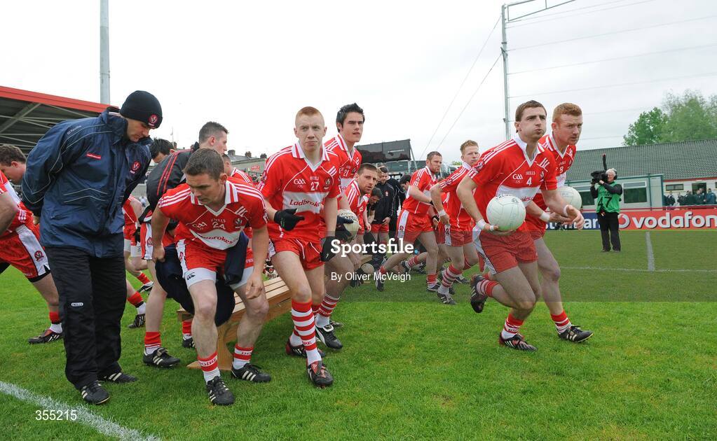 24 May 2009; The Derry squad breaks from their team picture. Ulster GAA Football Senior Championship Quarter-Final, Derry v Monaghan, Celtic Park, Derry. Picture credit: Oliver McVeigh / SPORTSFILE