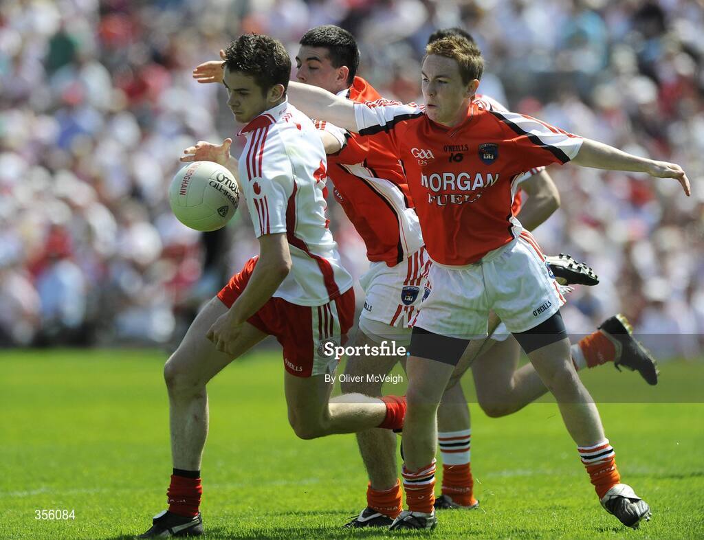 31 May 2009; Colin Hicks, Tyrone, in action against Peter Carragher and Ryan Rafferty, Armagh. Ulster GAA Football Minor Championship, Tyrone v Armagh, St. Tiernach's Park, Clones, Co.Monaghan. Picture credit: Oliver McVeigh / SPORTSFILE