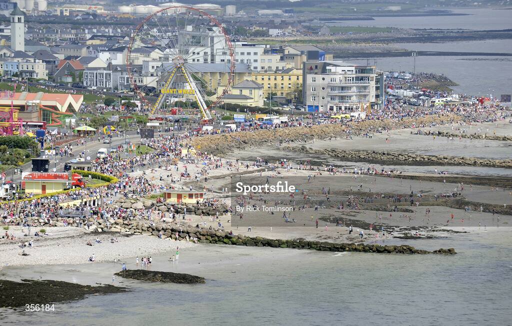 30 May 2009; Thousands of spectators gather at Salthill to watch the race. In-port race day, during the Volvo Ocean Race 2008-09, in Galway Bay, Galway. Picture credit: Rick Tomlinson / Volvo Ocean Race / SPORTSFILE