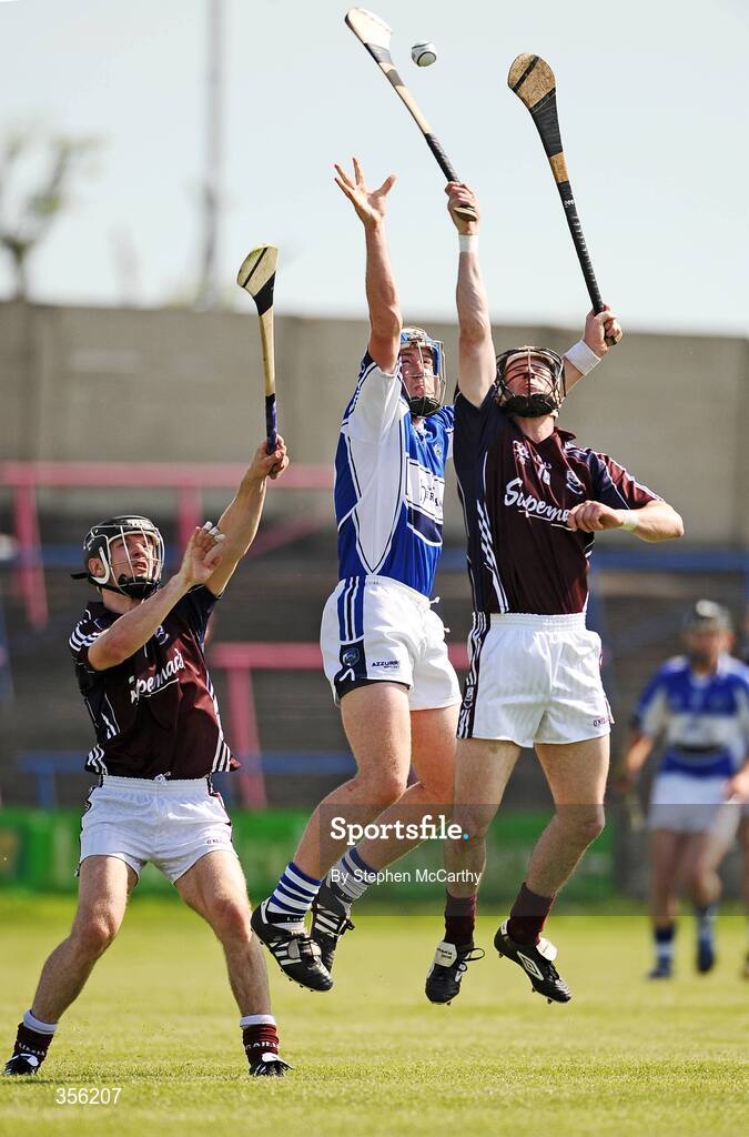31 May 2009; Michael McEvoy, Laois, in action against Adrian Cullinane, left, and Aongus Callanan, Galway. Leinster GAA Hurling Senior Championship Quarter-Final, Laois v Galway, O'Moore Park, Portlaoise, Co. Laois. Picture credit: Stephen McCarthy / SPORTSFILE
