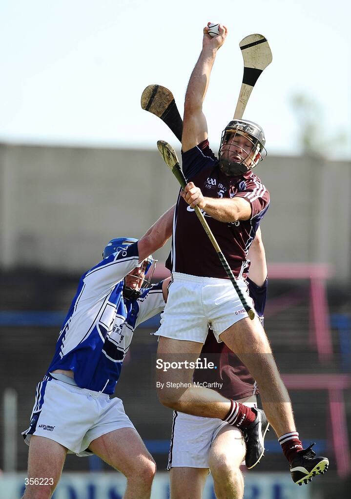 31 May 2009; Fergal Moore, Galway, collects the ball in the air ahead of team-mate Martin Ryan and Matthew Whelan, Laois. Leinster GAA Hurling Senior Championship Quarter-Final, Laois v Galway, O'Moore Park, Portlaoise, Co. Laois. Picture credit: Stephen McCarthy / SPORTSFILE