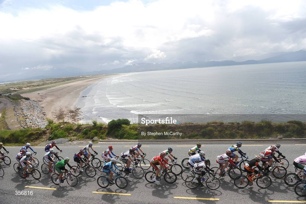 20 May 2009; A general view of the riders passing Inch Beach. FBD Insurance Ras 2009, Stage 4, Cahirciveen to Killorglin. Picture credit: Stephen McCarthy / SPORTSFILE
