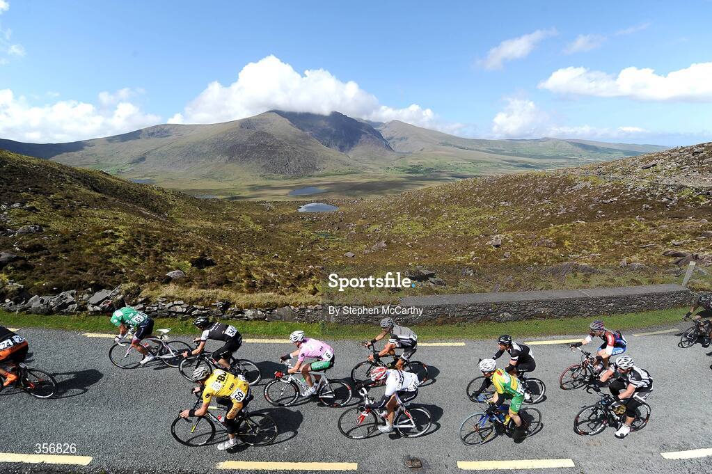20 May 2009; A general view of the riders on the Conor Pass climb. FBD Insurance Ras 2009, Stage 4, Cahirciveen to Killorglin. Picture credit: Stephen McCarthy / SPORTSFILE