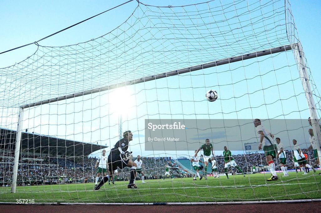 6 June 2009; Richard Dunne, Republic of Ireland, scores his side's first goal. 2010 FIFA World Cup Qualifier, Bulgaria v Republic of Ireland, Vasil Levski Stadion, Sofia, Bulgaria. Picture credit: David Maher / SPORTSFILE