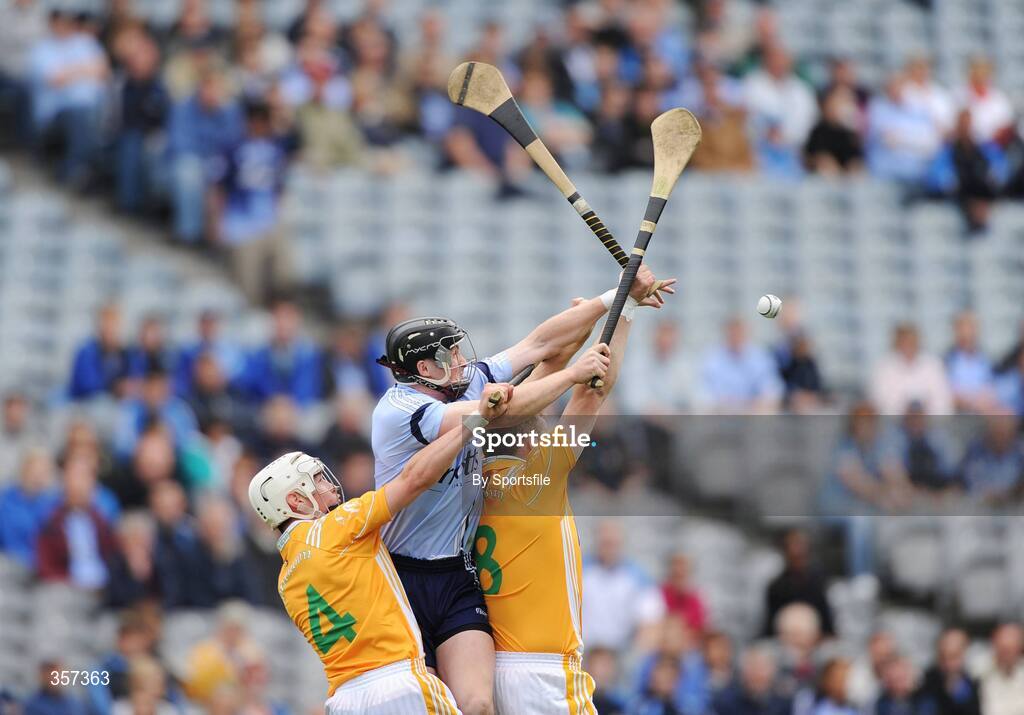 7 June 2009; David O'Callaghan, Dublin, in action against Aaron Graffin, left, and Paddy Richmond, Antrim. Leinster GAA Hurling Senior Championship First Round, Dublin v Antrim, Croke Park, Dublin. Photo by Sportsfile
