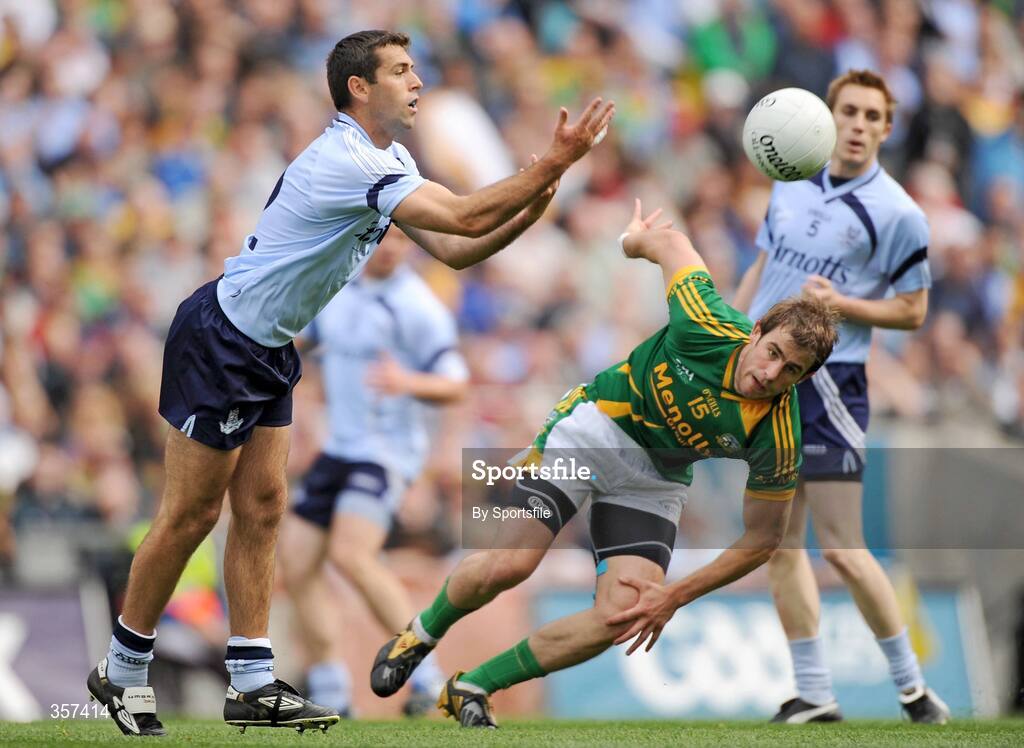 7 June 2009; David Henry, Dublin, in action against Brian Farrell, Meath. Leinster GAA Football Senior Championship Quarter-Final, Dublin v Meath, Croke Park, Dublin. Photo by Sportsfile