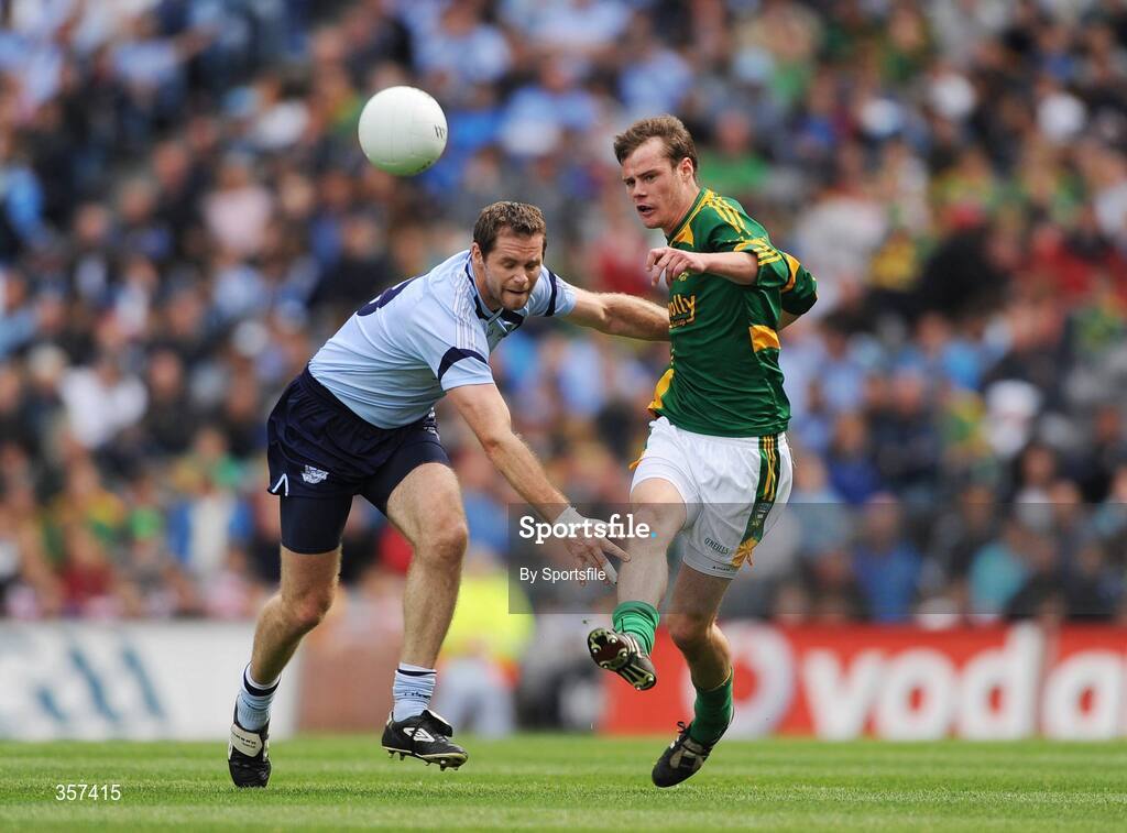 7 June 2009; Cormac McGuinness, Meath, in action against Darren Magee, Dublin. Leinster GAA Football Senior Championship Quarter-Final, Dublin v Meath, Croke Park, Dublin. Photo by Sportsfile