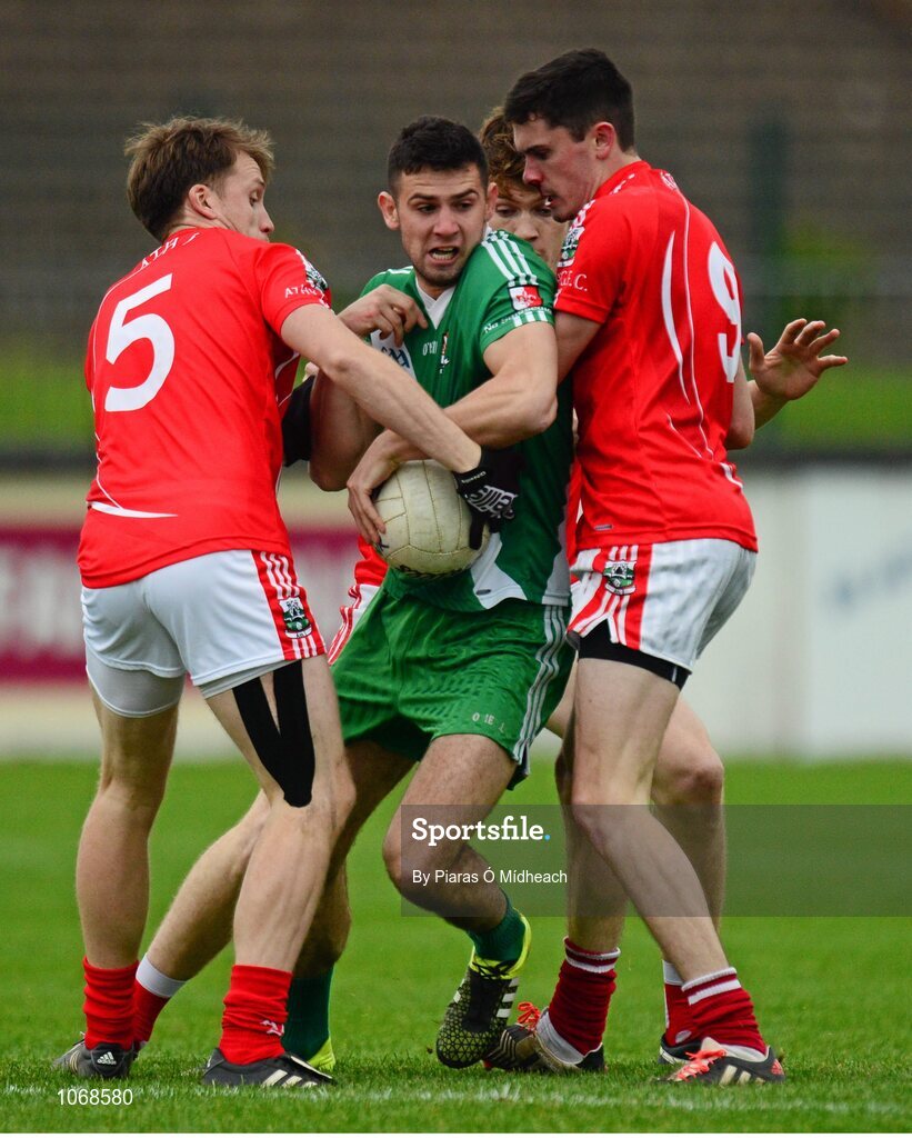 18 October 2015; Matty Byrne, Sarsfields, in action against Athy's, from left, Ross Bell, Kevin Feely, and David Hyland. Kildare County Senior Football Championship Final, Athy v Sarsfields. St Conleth's Park, Newbridge, Co. Kildare. Picture credit: Piaras Ó Mídheach / SPORTSFILE