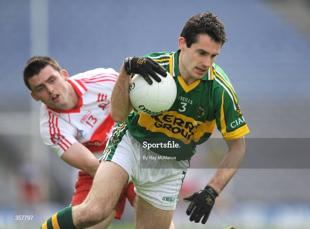 26 April 2009; Tom O'Sullivan, Kerry, in action against Eoin Bradley, Derry. Allianz GAA National Football League, Division 1 Final, Kerry v Derry, Croke Park, Dublin. Picture credit: Ray McManus / SPORTSFILE