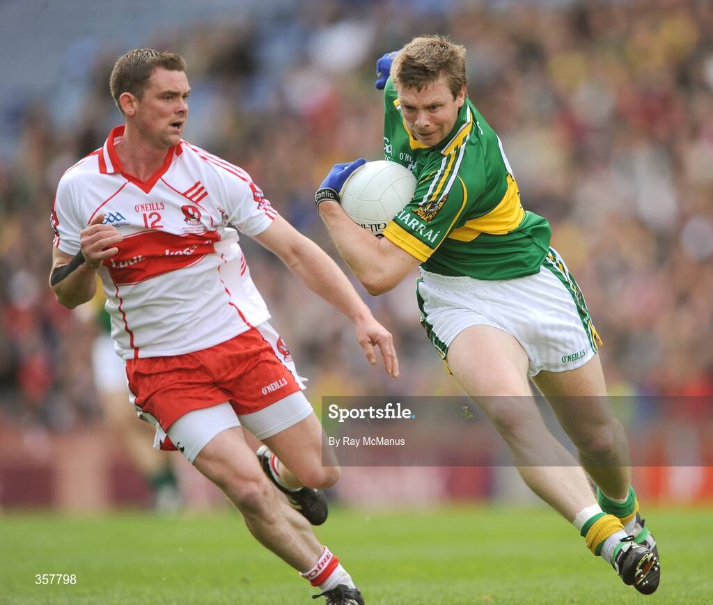 26 April 2009; Tomas O Se, Kerry, in action against Brian Mullan, Derry. Allianz GAA National Football League, Division 1 Final, Kerry v Derry, Croke Park, Dublin. Picture credit: Ray McManus / SPORTSFILE