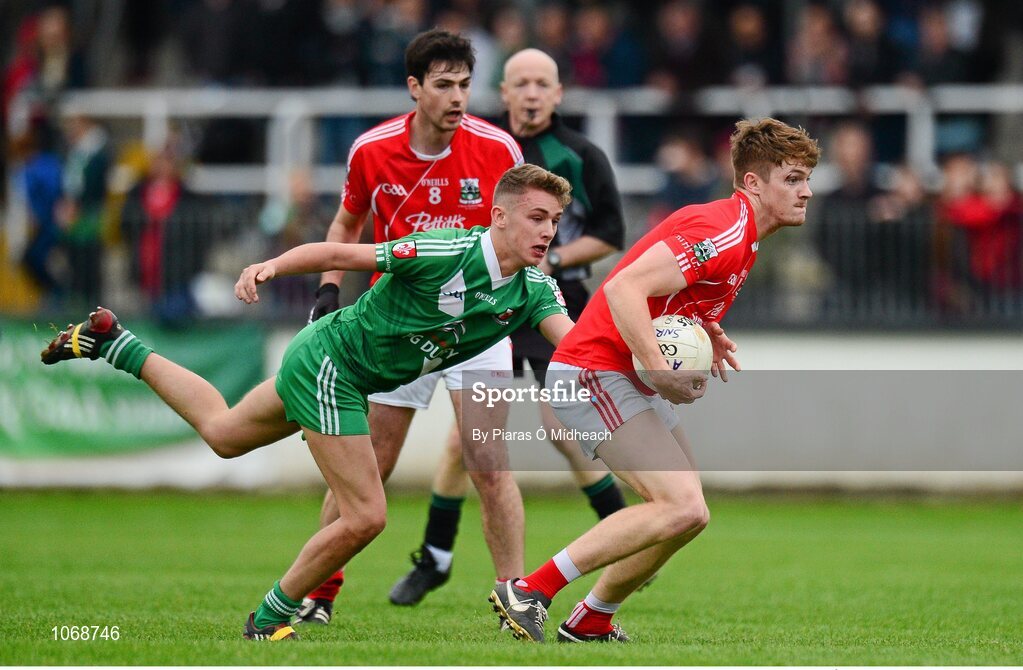 18 October 2015; Kevin Feeley, Athy, in action against Ronan Fitzgibbon, Sarsfields. Kildare County Senior Football Championship Final, Athy v Sarsfields. St Conleth's Park, Newbridge, Co. Kildare. Picture credit: Piaras Ó Mídheach / SPORTSFILE