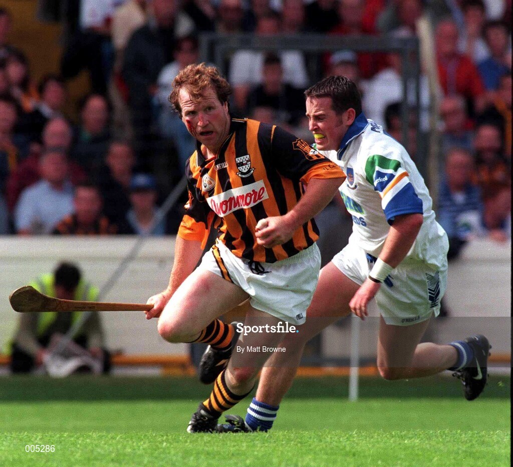 16 August 1998; Willie O'Connor of Kilkenny in action against Anthony Kirwan of Waterford during the GAA Hurling All-Ireland Senior Championship Semi-Final match between Kilkenny and Waterford at Croke Park in Dublin. Photo by Matt Browne/Sportsfile