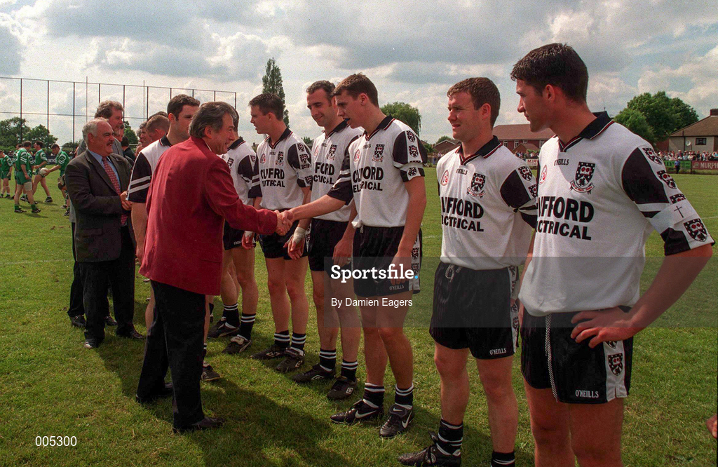 31 May 1998; Tony Banks, MP Minister for Sport, meets members of the Sligo team prior to the Connacht GAA Football Senior Championship Quarter-Final match between London and Sligo at Emerald GAA Grounds, Ruislip. Photo by Damien Eagers/Sportsfile