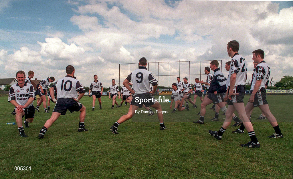 31 May 1998; The Sligo team warm up before during the Connacht GAA Football Senior Championship Quarter-Final match between London and Sligo at Emerald GAA Grounds, Ruislip. Photo by Damien Eagers/Sportsfile