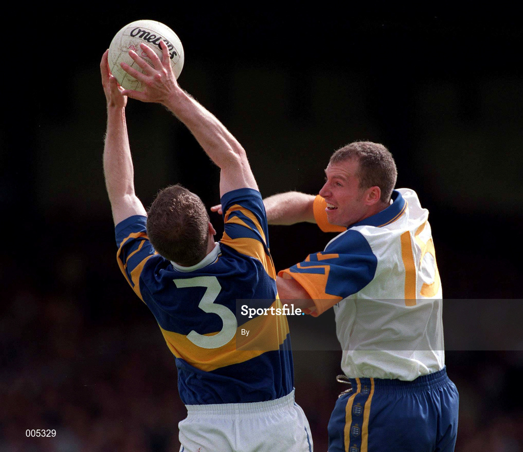 28 June 1998. Tipperary's Conor O'Dwyer makes a clean catch under pressure from Clare's Martin Daly. Tipperary v Clare, Munster Football Championship, Gaelic Grounds. Picture Credit: Brendan Moran/SPORTSFILE.