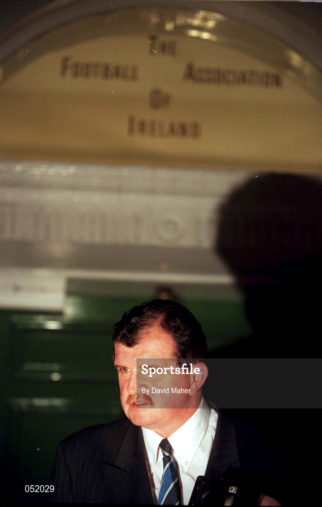 27 November 2000; FAI Chief Executive Bernard O'Byrne speaks to the media after a FAI National Council Meeting at FAI Headquarters in Merrion Square, Dublin. Photo by David Maher/Sportsfile