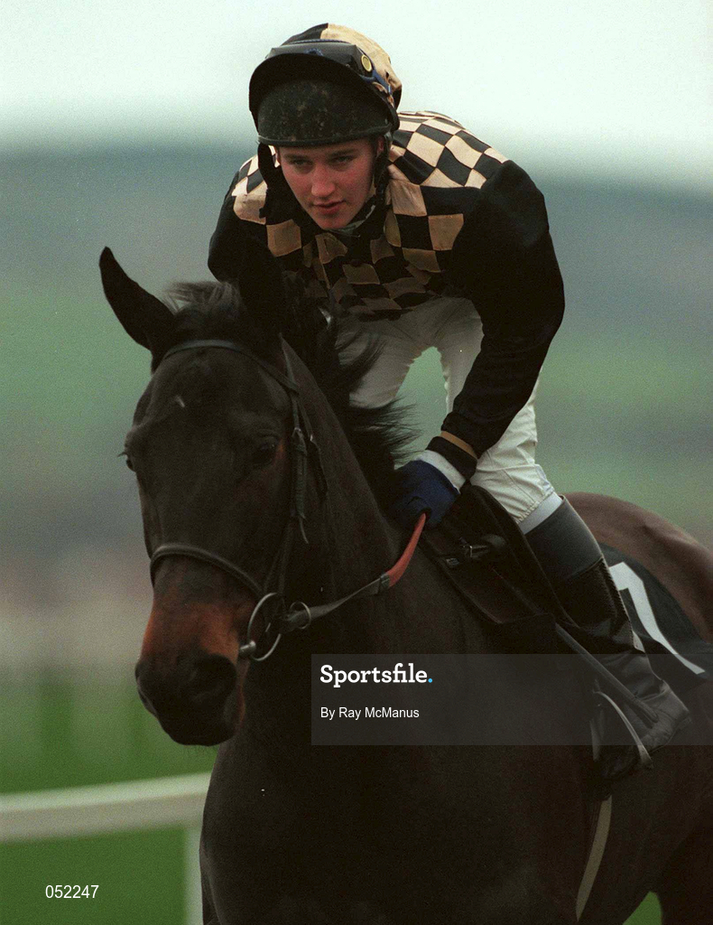 26 December 2000; Lorna's Lady, with Paul Wade up, during the Kerry Spring Maiden Hurdle on Day One of the Leopardstown Christmas Festival at Leopardstown Racecourse in Dublin. Photo by Ray McManus/Sportsfile