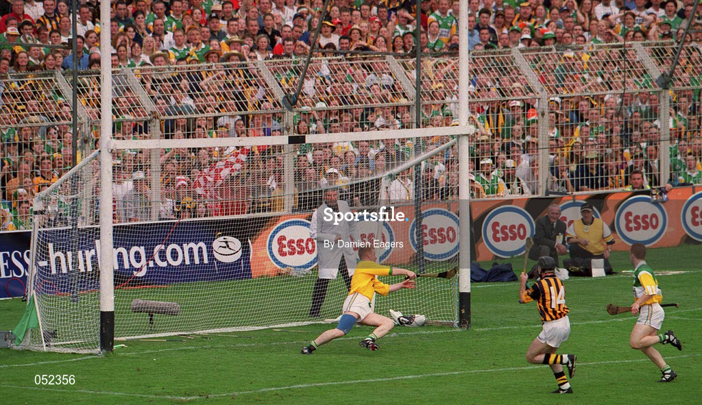 10 September 2000; DJ Carey of Kilkenny shoots to score his sides first goal during the All-Ireland Senior Hurling Championship Final match between Kilkenny and Offaly at Croke Park in Dublin. Photo by Damien Eagers/Sportsfile