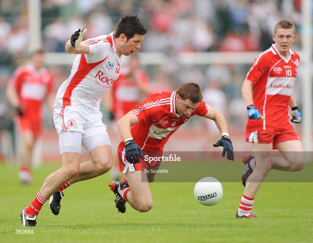21 June 2009; Gerard O'Kane, Derry, in action against Sean Cavanagh, Tyrone. GAA Football Ulster Senior Championship Semi-Final, Tyrone v Derry, Casement Park, Belfast, Co. Antrim. Photo by Sportsfile