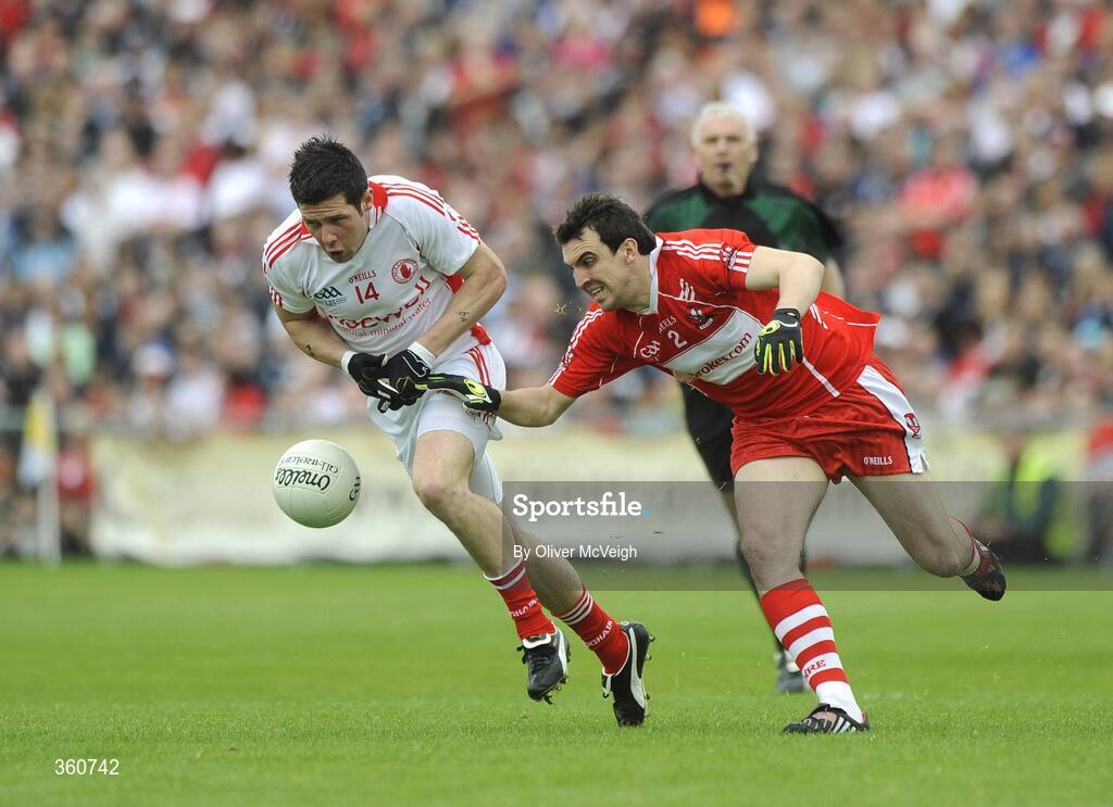 21 June 2009; Sean Cavanagh, Tyrone, in action against Kevin McGuclin, Derry. GAA Football Ulster Senior Championship Semi-Final, Tyrone v Derry, Casement Park, Belfast, Co. Antrim. Picture credit: Oliver McVeigh / SPORTSFILE