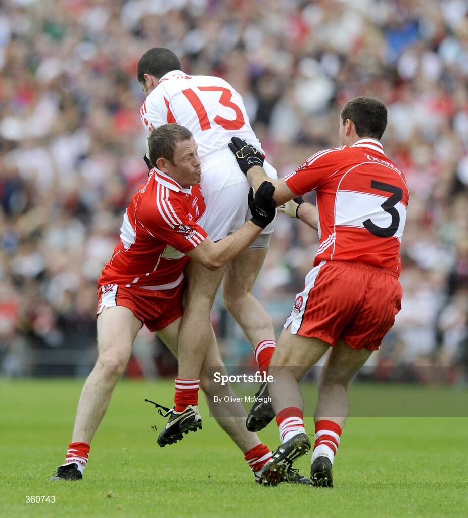 21 June 2009; Stephen O'Neill, Tyrone, in action against Paul Murphy and Sean Martin Lockhart, Derry. GAA Football Ulster Senior Championship Semi-Final, Tyrone v Derry, Casement Park, Belfast, Co. Antrim. Picture credit: Oliver McVeigh / SPORTSFILE