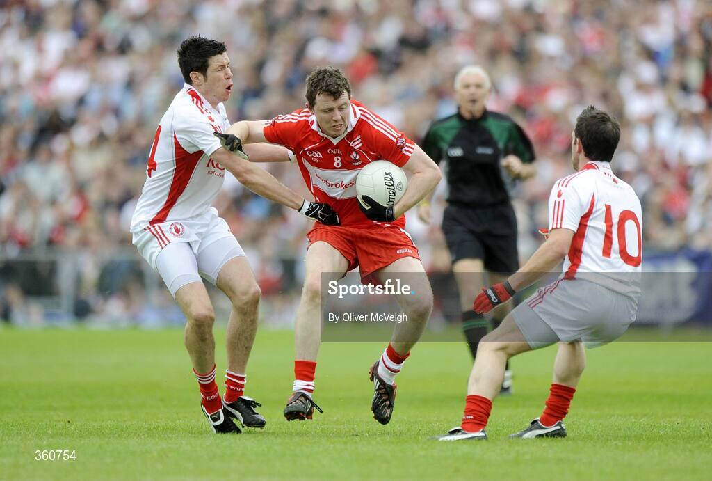 21 June 2009; Barry McGoldrick, Derry, in action against Sean Cavanagh and Martin Penrose, Tyrone. GAA Football Ulster Senior Championship Semi-Final, Tyrone v Derry, Casement Park, Belfast, Co. Antrim. Picture credit: Oliver McVeigh / SPORTSFILE