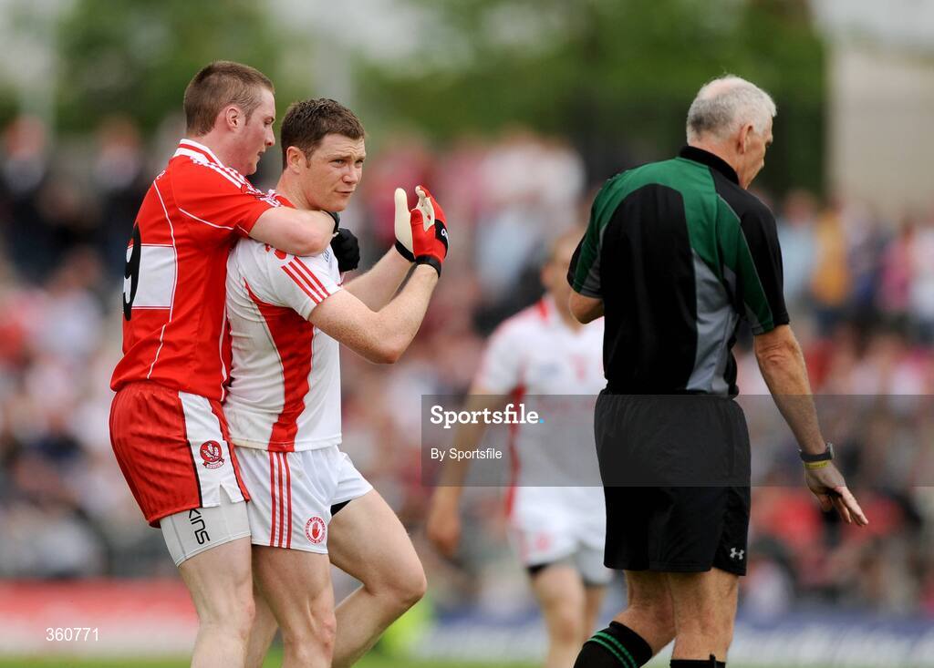 21 June 2009; Joe Diver, Derry, in a tussle with Enda McGinley, Tyrone. GAA Football Ulster Senior Championship Semi-Final, Tyrone v Derry, Casement Park, Belfast, Co. Antrim. Photo by Sportsfile