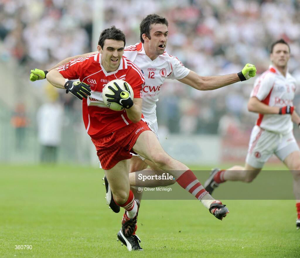21 June 2009; Kevin McGuckin, Derry, in action against Joe McMahon, Tyrone. GAA Football Ulster Senior Championship Semi-Final, Tyrone v Derry, Casement Park, Belfast, Co. Antrim. Picture credit: Oliver McVeigh / SPORTSFILE