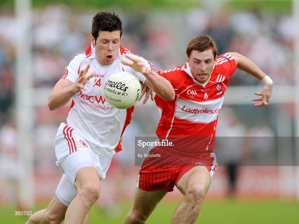 21 June 2009; Sean Cavanagh, Tyrone, in action against Gerard O'Kane, Derry. GAA Football Ulster Senior Championship Semi-Final, Tyrone v Derry, Casement Park, Belfast, Co. Antrim. Photo by Sportsfile