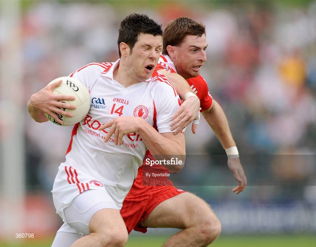 21 June 2009; Sean Cavanagh, Tyrone, in action against Gerard O'Kane, Derry. GAA Football Ulster Senior Championship Semi-Final, Tyrone v Derry, Casement Park, Belfast, Co. Antrim. Photo by Sportsfile