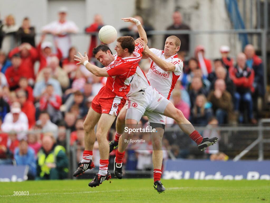 21 June 2009; Gerard O'Kane, Derry, in action against Martin Penrose and Kevin Hughes, right, Tyrone. GAA Football Ulster Senior Championship Semi-Final, Tyrone v Derry, Casement Park, Belfast, Co. Antrim. Photo by Sportsfile