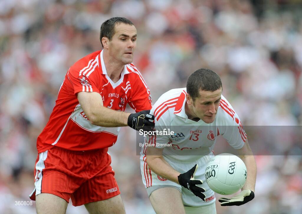 21 June 2009; Stephen O'Neill, Tyrone, in action against Sean Marty Lockhart, Derry. GAA Football Ulster Senior Championship Semi-Final, Tyrone v Derry, Casement Park, Belfast, Co. Antrim. Picture credit: Daire Brennan / SPORTSFILE