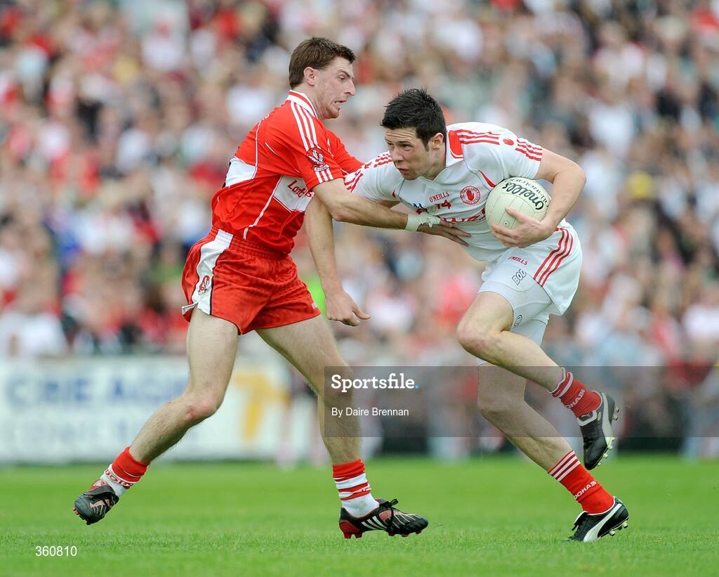 21 June 2009; Sean Cavanagh, Tyrone, in action against Gerard O'Kane, Derry. GAA Football Ulster Senior Championship Semi-Final, Tyrone v Derry, Casement Park, Belfast, Co. Antrim. Picture credit: Daire Brennan / SPORTSFILE