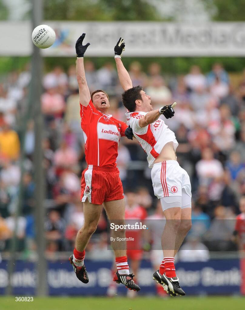 21 June 2009; Gerard O'Kane, Derry, in action against Sean Cavanagh, Tyrone. GAA Football Ulster Senior Championship Semi-Final, Tyrone v Derry, Casement Park, Belfast, Co. Antrim. Photo by Sportsfile