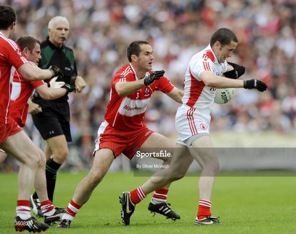 21 June 2009; Stephen O'Neill, Tyrone, in action against Sean Martin Lockhart, Derry. GAA Football Ulster Senior Championship Semi-Final, Tyrone v Derry, Casement Park, Belfast, Co. Antrim. Picture credit: Oliver McVeigh / SPORTSFILE