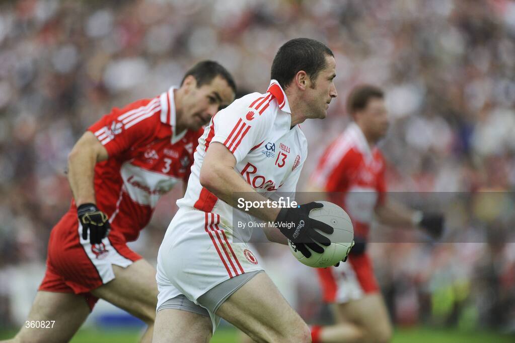 21 June 2009; Stephen O'Neill, Tyrone, in action against Sean Martin Lockhart, Derry. GAA Football Ulster Senior Championship Semi-Final, Tyrone v Derry, Casement Park, Belfast, Co. Antrim. Picture credit: Oliver McVeigh / SPORTSFILE