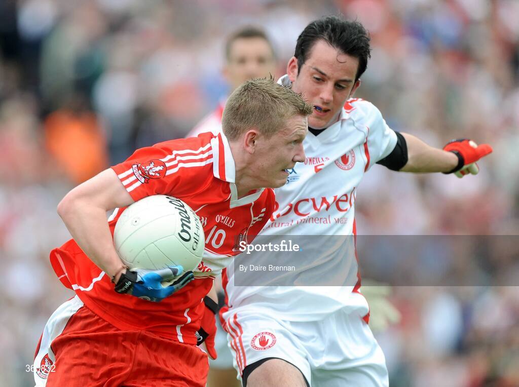 1625 - 21 June 2009; Eoghan Brown, Derry, in action against Davy Harte, Tyrone. GAA Football Ulster Senior Championship Semi-Final, Tyrone v Derry, Casement Park, Belfast, Co. Antrim. Picture credit: Daire Brennan / SPORTSFILE