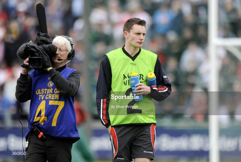 21 June 2009; James Kielt, Derry, who was ruled out of the game with a broken jaw, actings as water carrier for the team for the day. GAA Football Ulster Senior Championship Semi-Final, Tyrone v Derry, Casement Park, Belfast, Co. Antrim. Picture credit: Oliver McVeigh / SPORTSFILE
