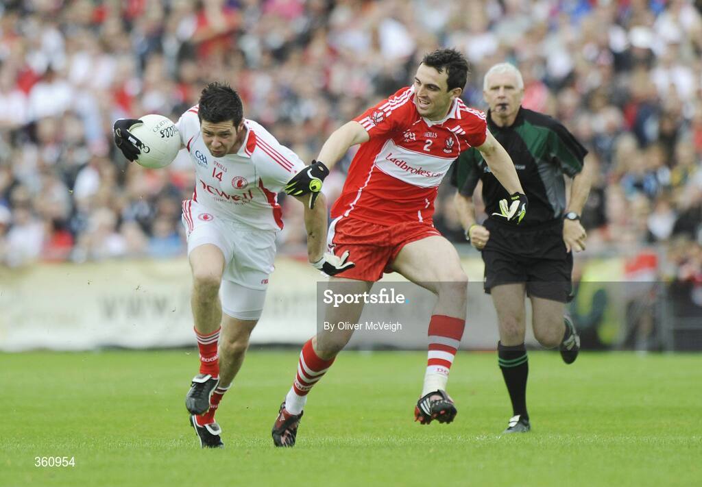 21 June 2009; Sean Cavanagh, Tyrone, in action against Kevin McGuckin, Derry. GAA Football Ulster Senior Championship Semi-Final, Tyrone v Derry, Casement Park, Belfast, Co. Antrim. Picture credit: Oliver McVeigh / SPORTSFILE