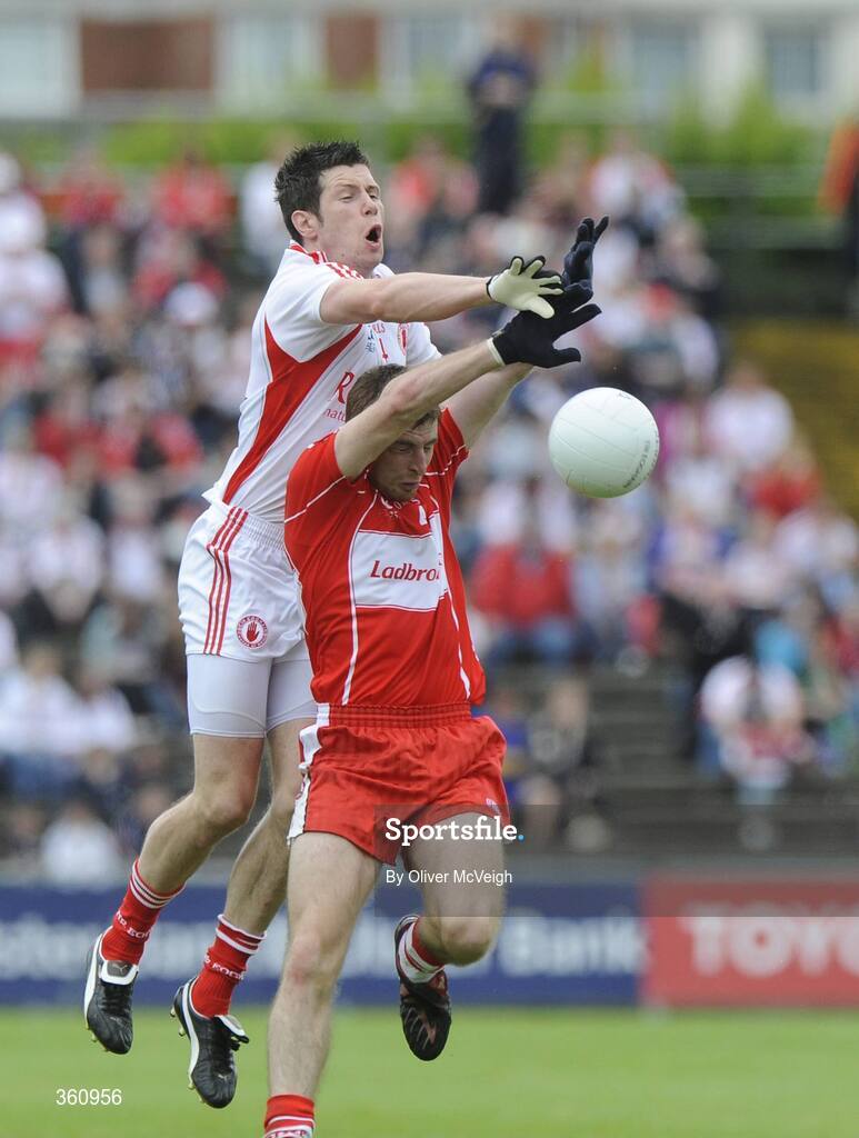 21 June 2009; Sean Cavanagh, Tyrone, in action against Gerard O'Kane, Derry. GAA Football Ulster Senior Championship Semi-Final, Tyrone v Derry, Casement Park, Belfast, Co. Antrim. Picture credit: Oliver McVeigh / SPORTSFILE
