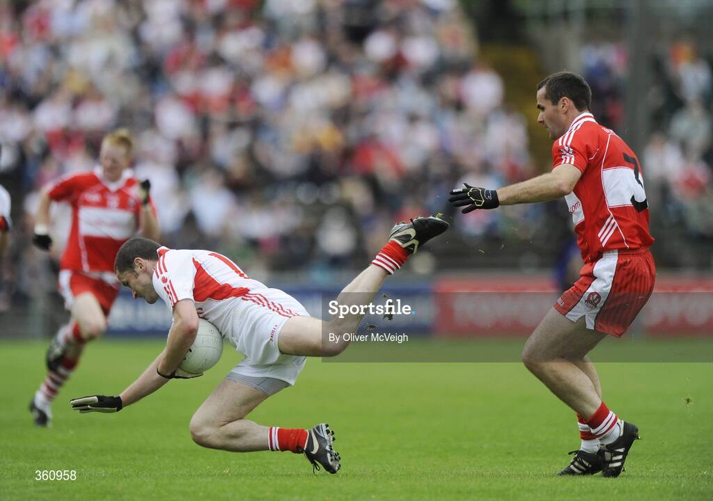 21 June 2009; Stephen O'Neill, Tyrone, in action against Sean Martin Lockhart, Derry. GAA Football Ulster Senior Championship Semi-Final, Tyrone v Derry, Casement Park, Belfast, Co. Antrim. Picture credit: Oliver McVeigh / SPORTSFILE