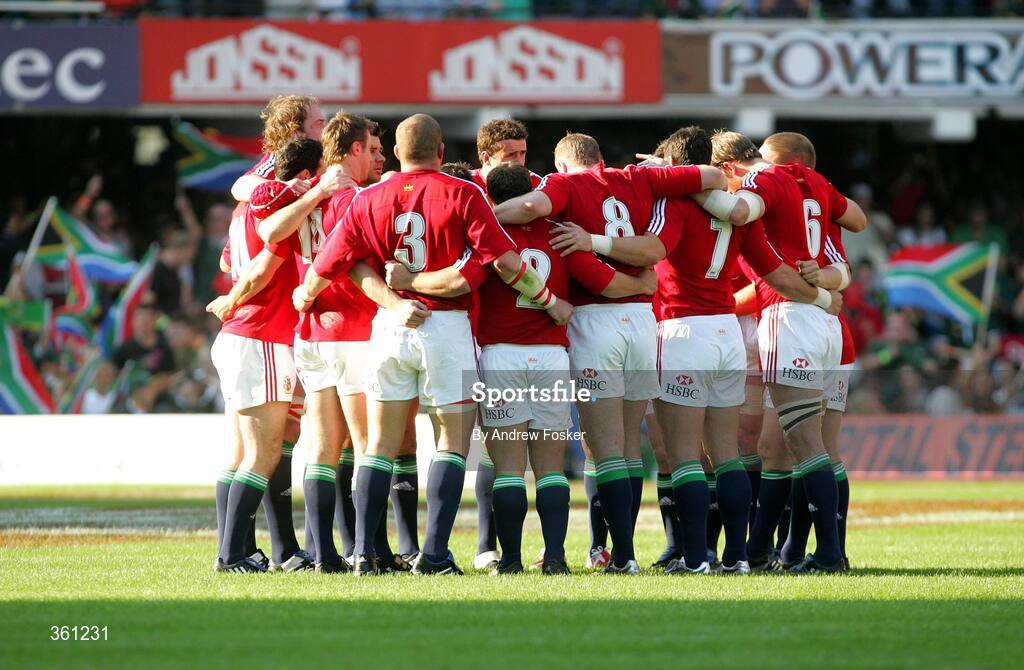 20 June 2009; The British and Irish Lions team form a huddle before the start of the game. 1st Test, South Africa v British and Irish Lions, ABSA Stadium, Durban, South Africa. Picture credit: Andrew Fosker / SPORTSFILE