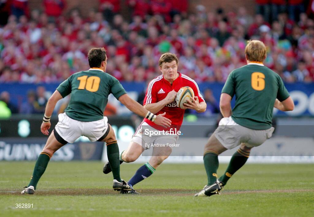 27 June 2009; Brian O'Driscoll, British and Irish Lions, in action against Ruan Pienaar, left, and Schalk Burger, right, South Africa. 2nd Test, South Africa v British and Irish Lions, Loftus Versfeld Stadium, Pretoria, South Africa. Picture credit: Andrew Fosker / SPORTSFILE