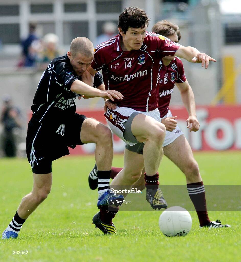 28 June 2009; Michael Meehan, Galway, in action against  Jonathon Davey, Sligo. GAA Football Connacht Senior Championship Semi-Final, Sligo v Galway, Markievicz Park, Sligo. Picture credit: Ray Ryan / SPORTSFILE